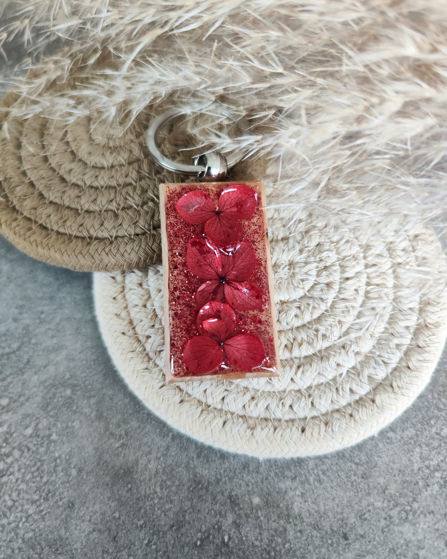 Porte clé en bois avec fleurs séchées