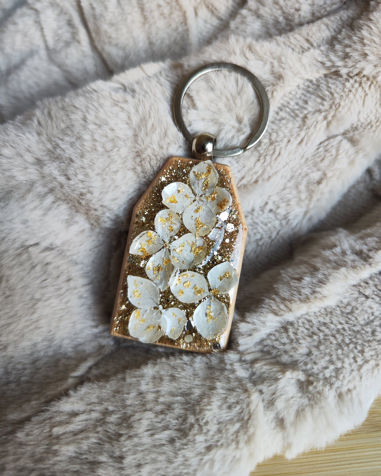 Porte clé en bois avec fleurs séchées