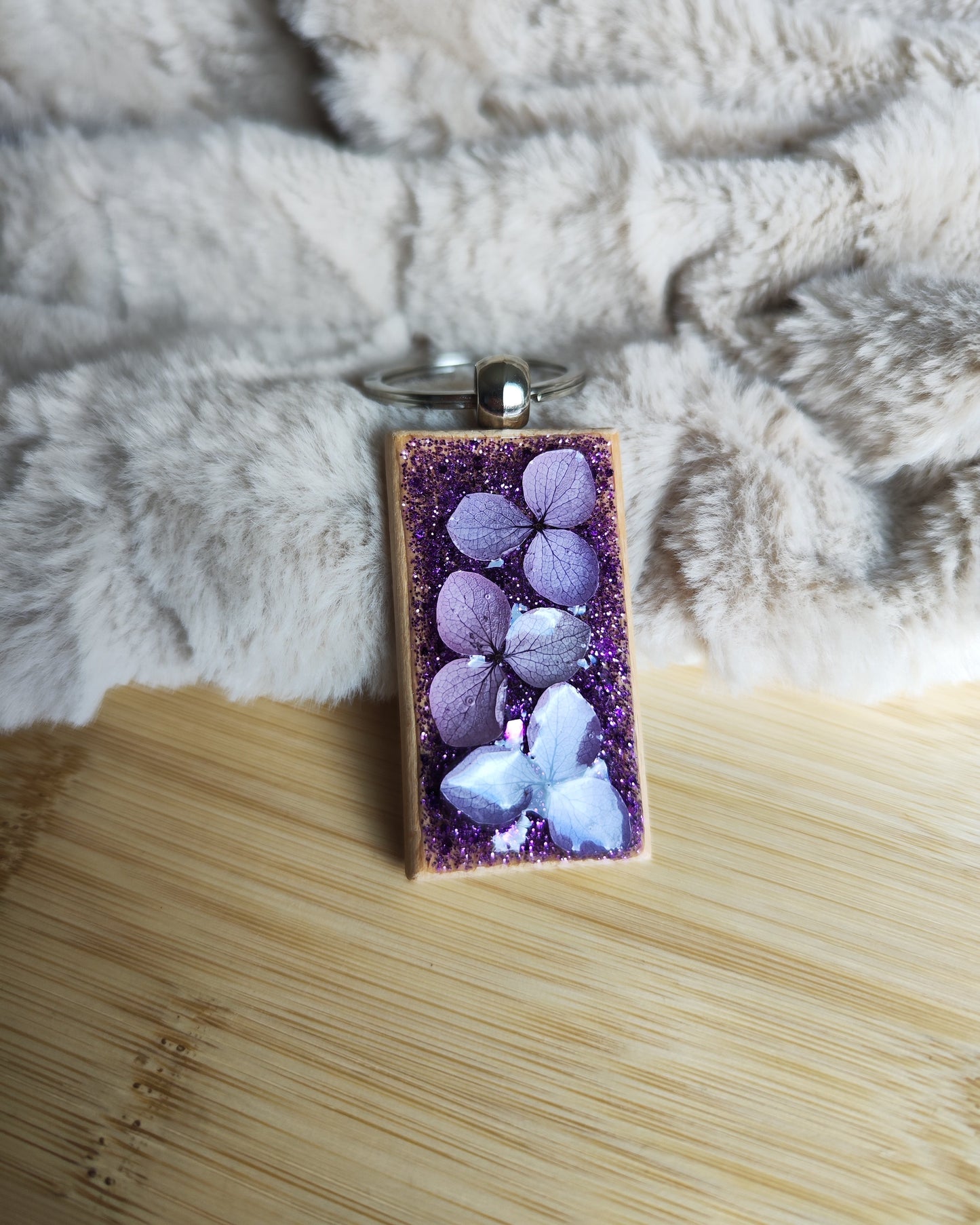 Porte clé en bois avec fleurs séchées