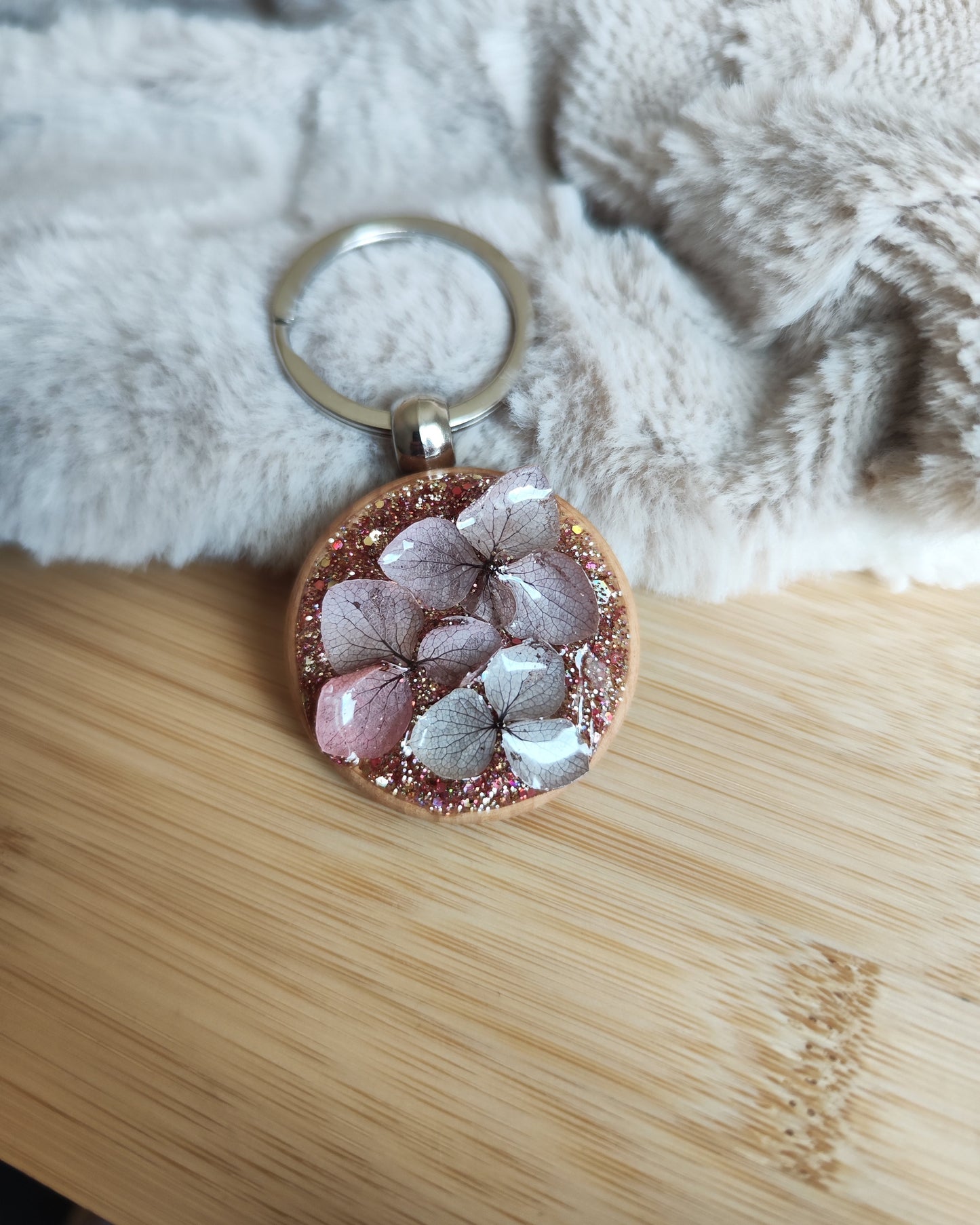 Porte clé en bois avec fleurs séchées