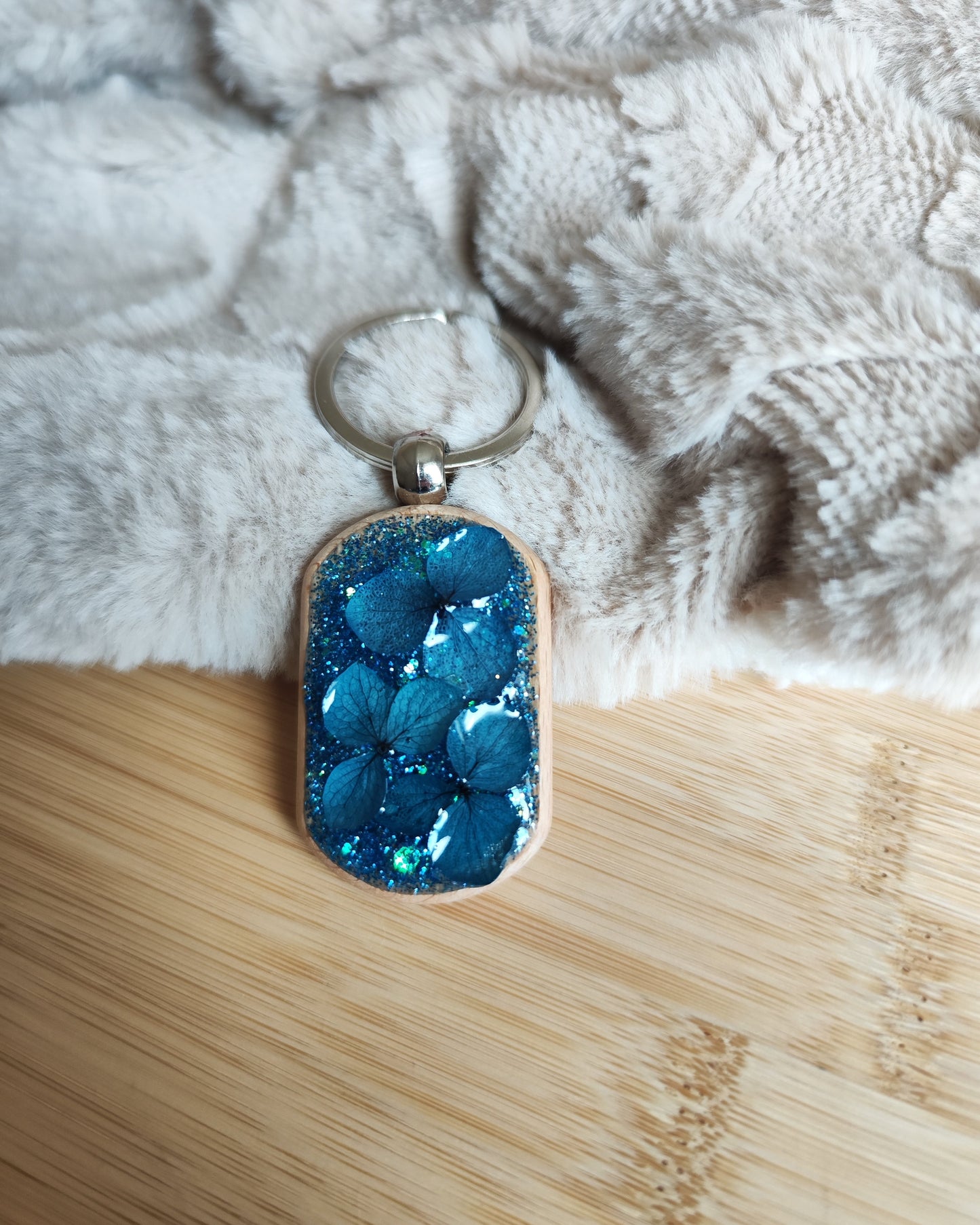 Porte clé en bois avec fleurs séchées