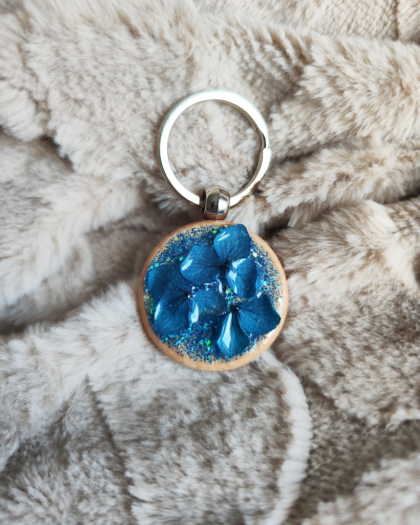 Porte clé en bois avec fleurs séchées