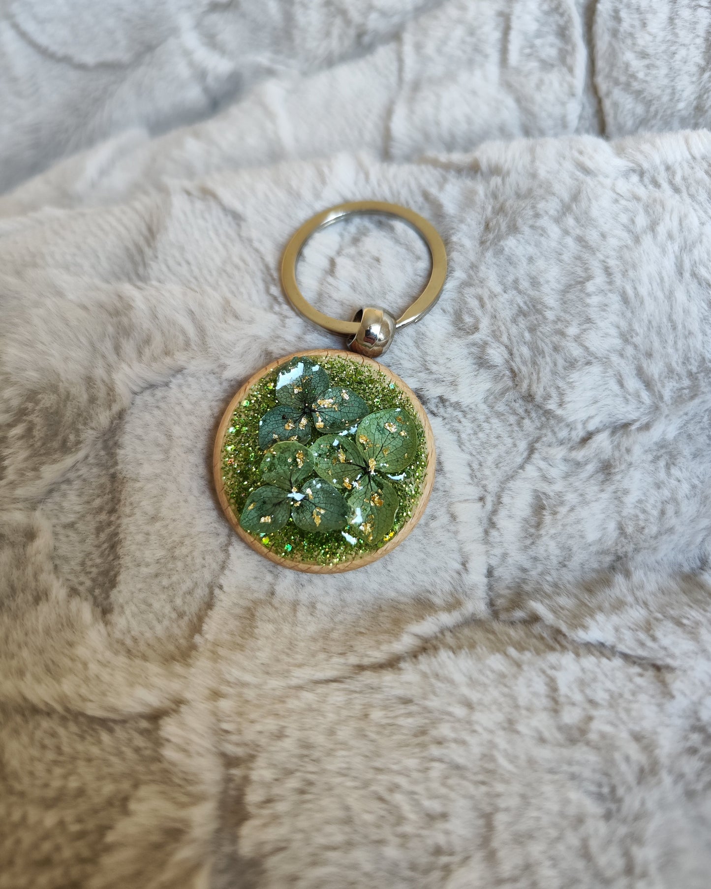 Porte clé en bois avec fleurs séchées