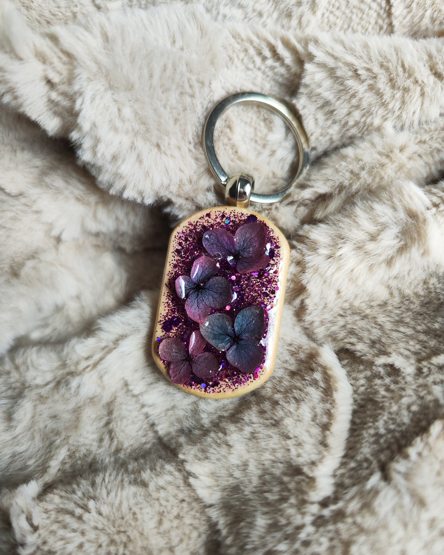 Porte clé en bois avec fleurs séchées