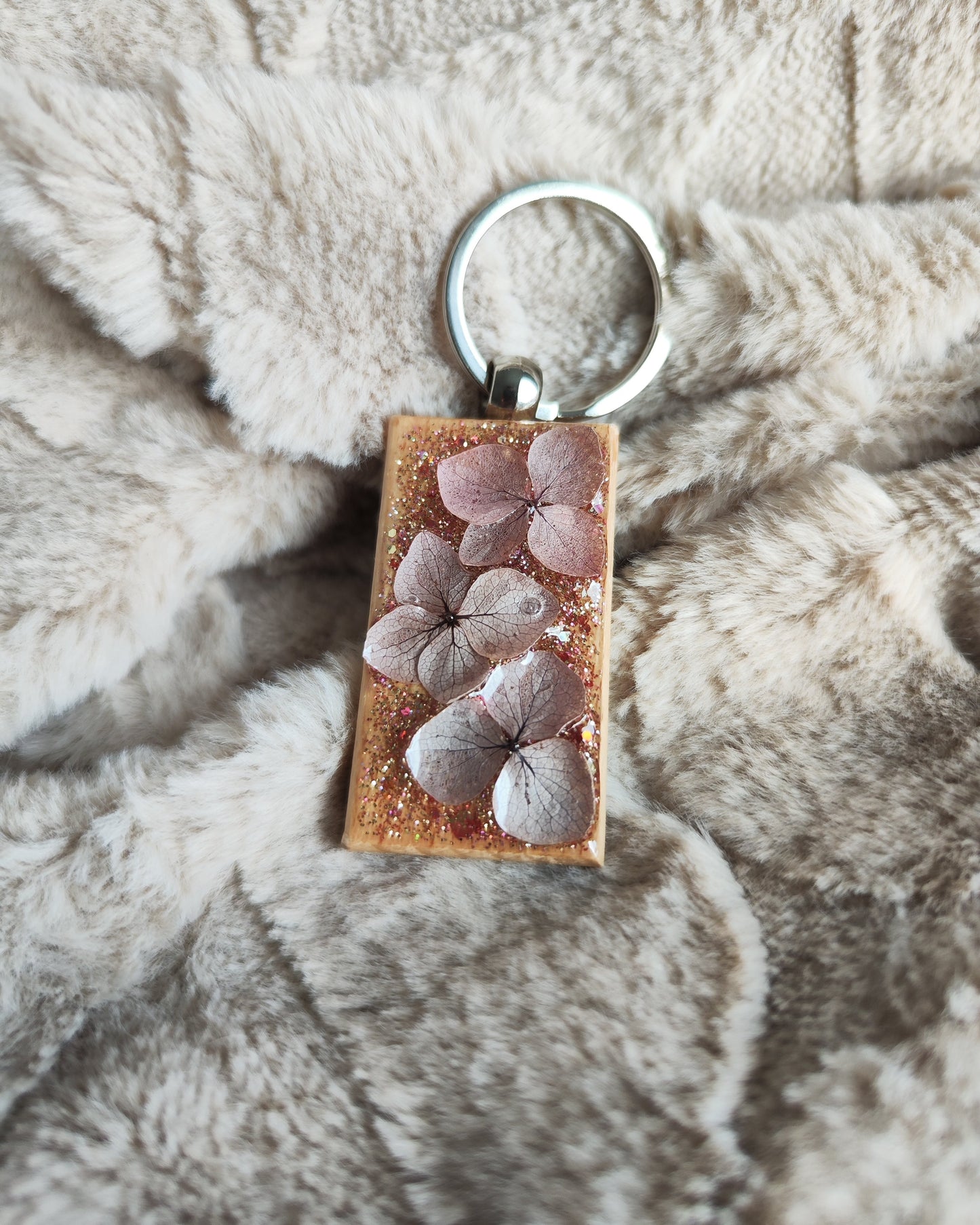 Porte clé en bois avec fleurs séchées