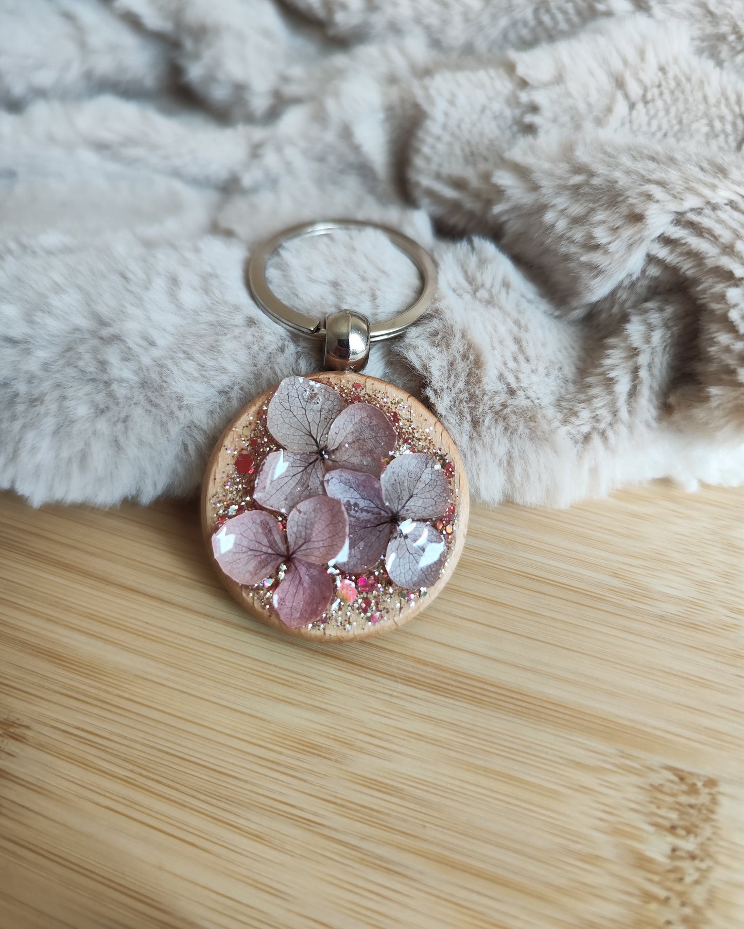 Porte clé en bois avec fleurs séchées