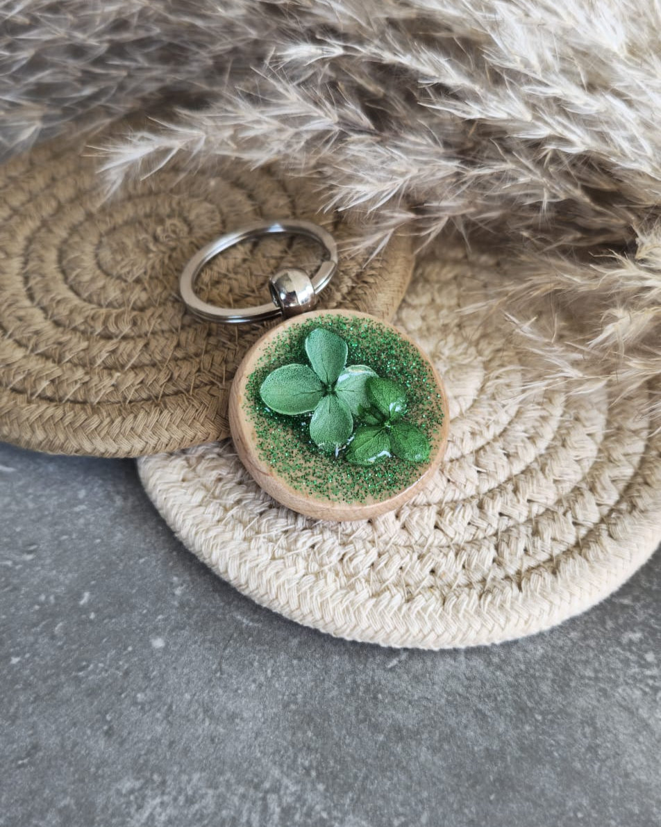 Porte clé en bois avec fleurs séchées