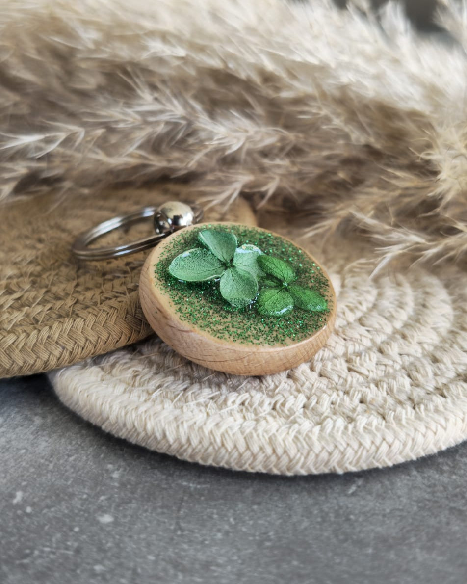 Porte clé en bois avec fleurs séchées