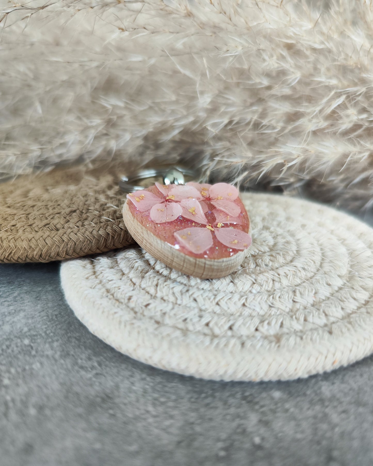 Porte clé en bois avec fleurs séchées