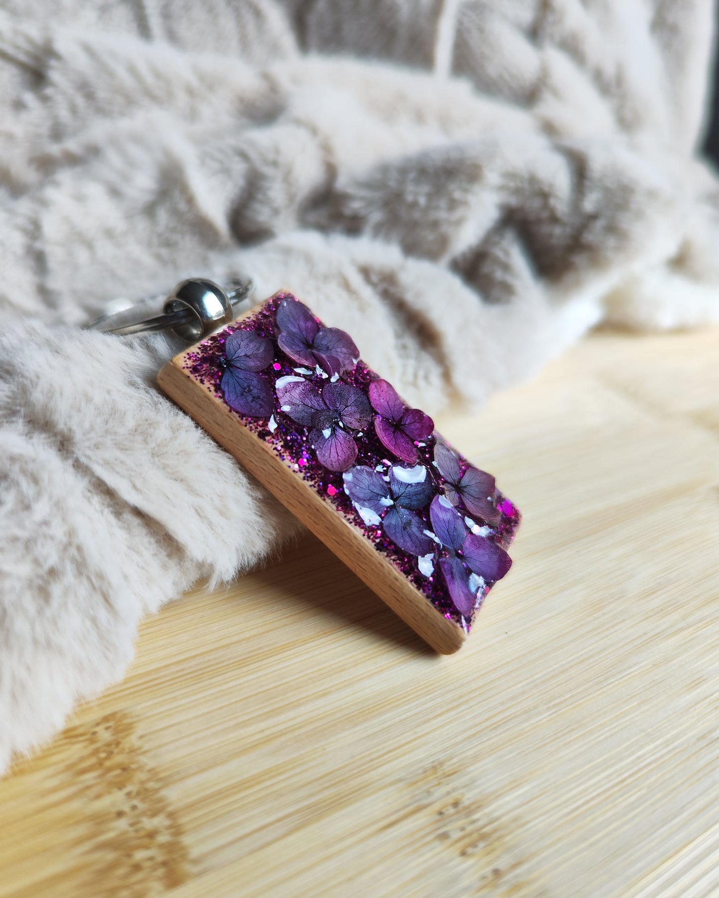 Porte clé en bois avec fleurs séchées