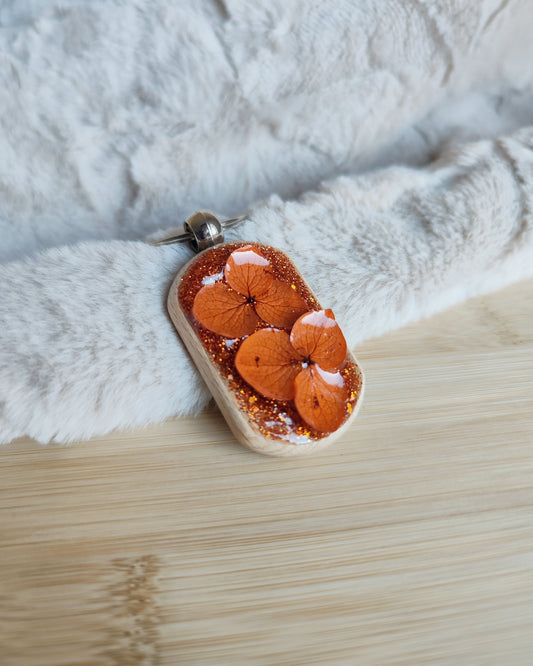 Porte clé en bois avec fleurs séchées