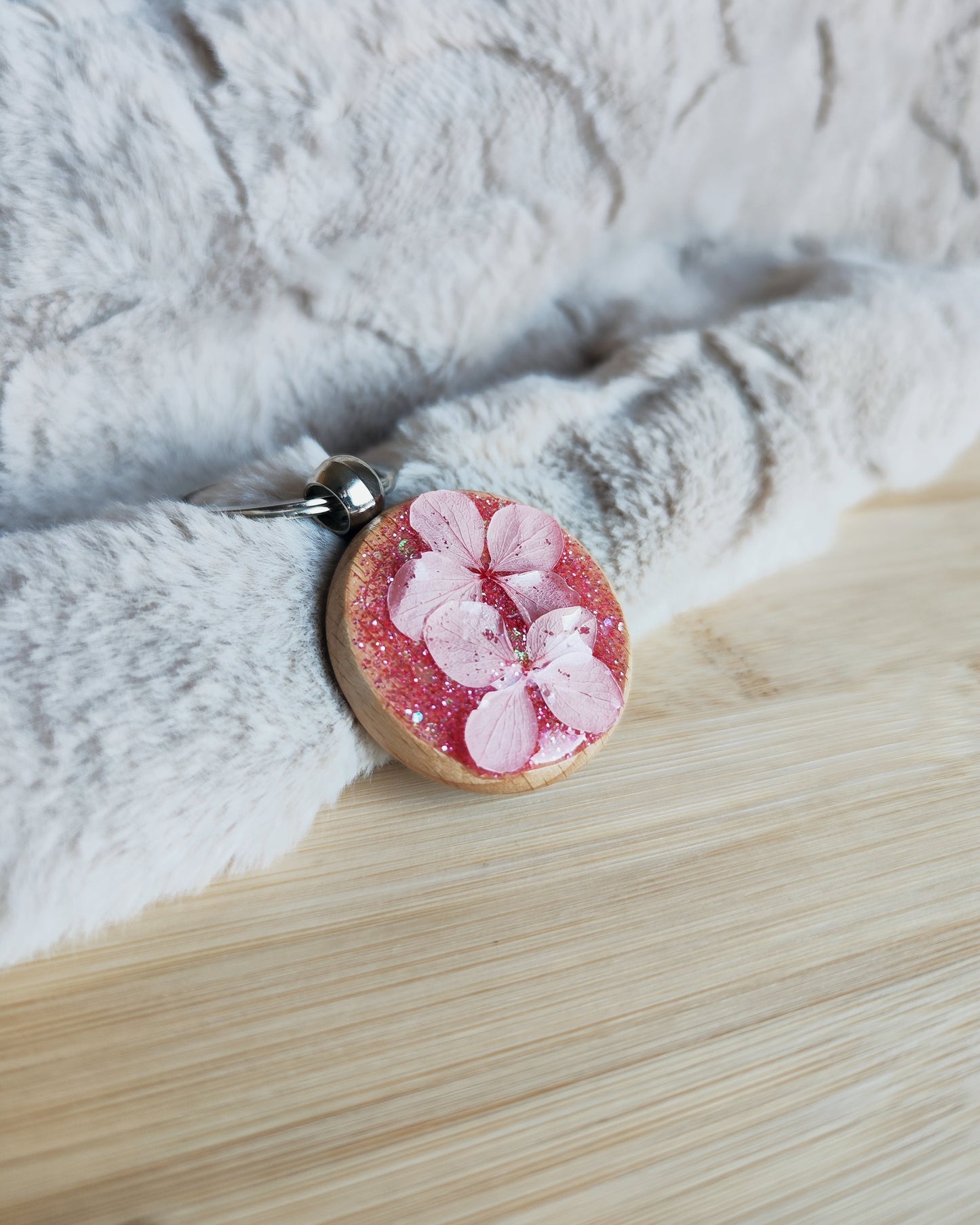 Porte clé en bois avec fleurs séchées