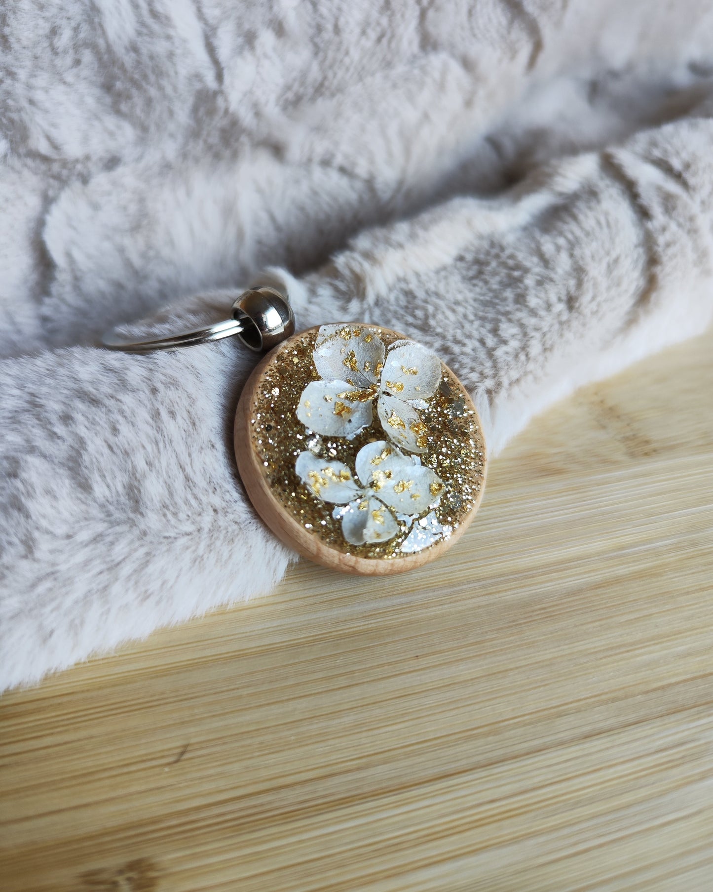 Porte clé en bois avec fleurs séchées