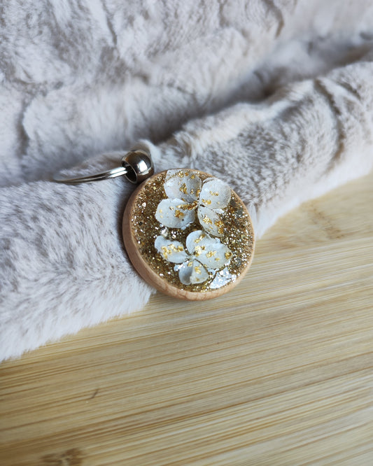 Porte clé en bois avec fleurs séchées