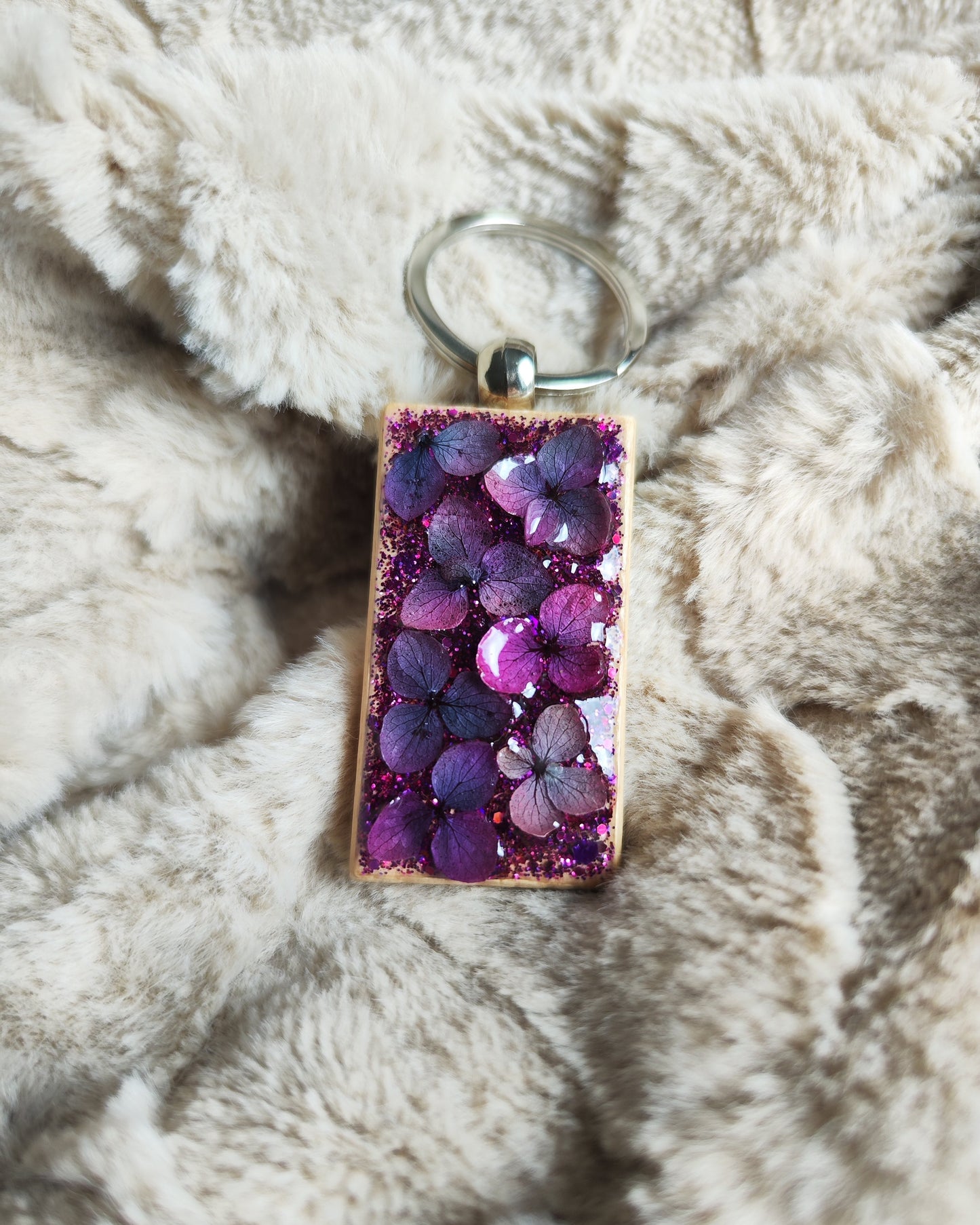 Porte clé en bois avec fleurs séchées