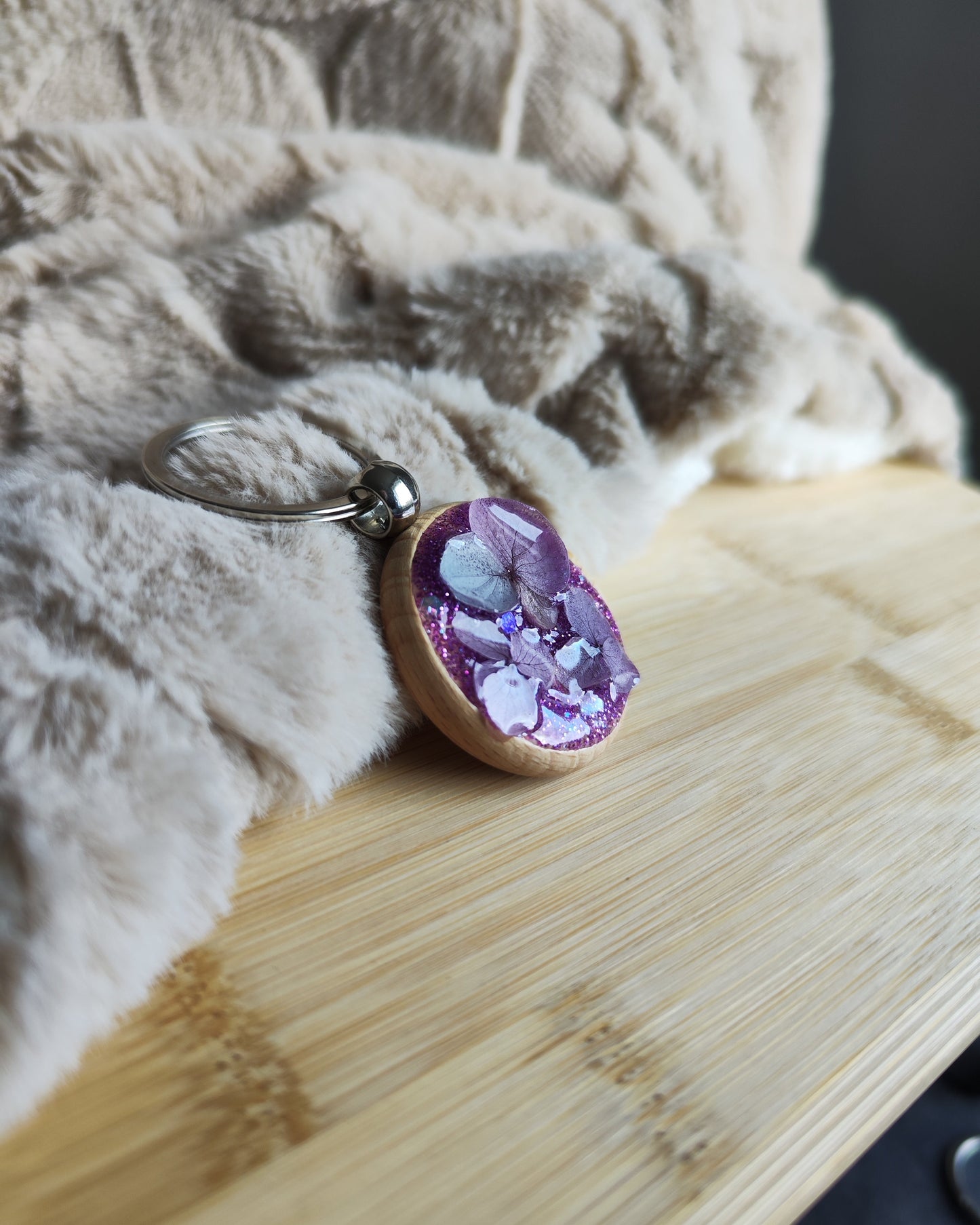 Porte clé en bois avec fleurs séchées