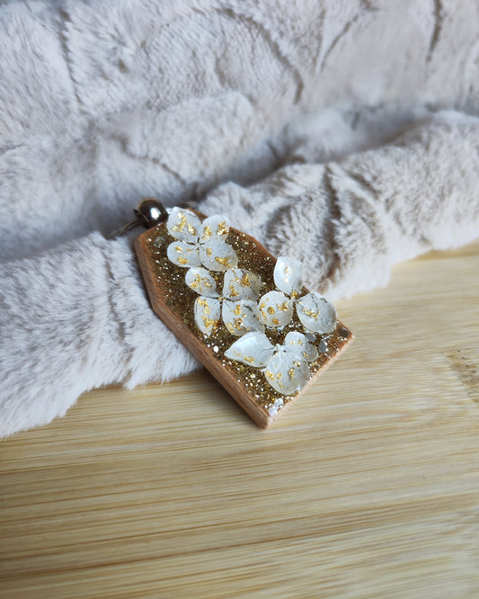 Porte clé en bois avec fleurs séchées